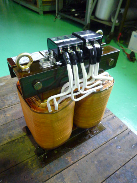 薄型収納ケース対応変圧器