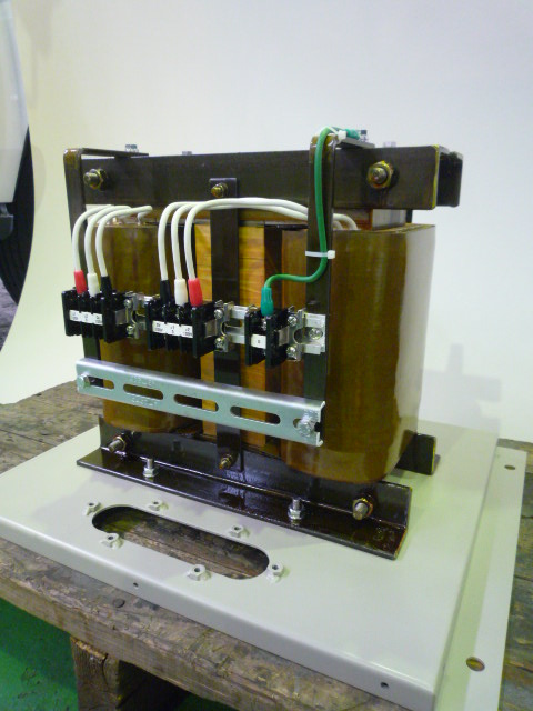 三相ｋら単相3線式に変換する変圧器