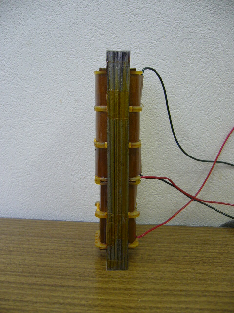 側面から見た変圧器の複製（レプリカ）