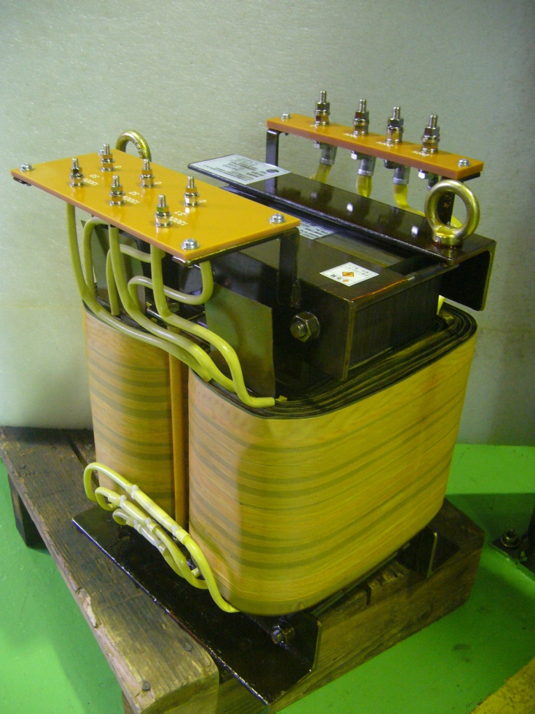 多巻線変圧器とは巻線回路が３つ以上から成る変圧器のこと
