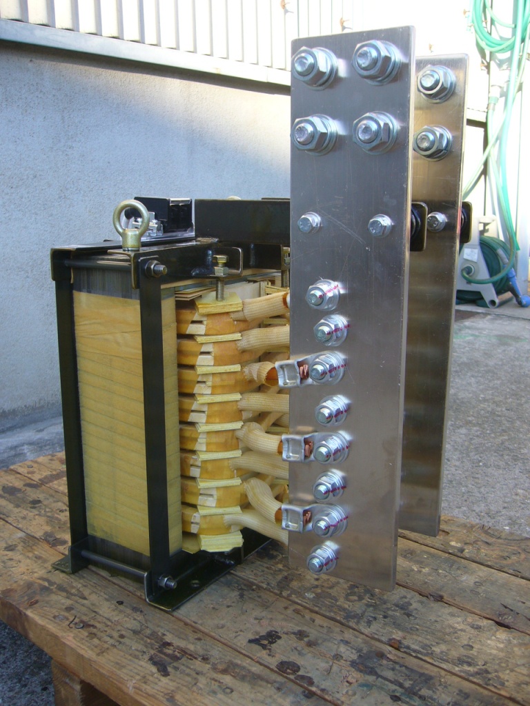 電気通電試験用大電流変圧器