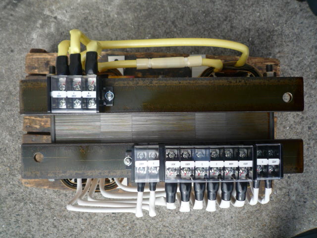 出力は2次側2回路　3次側2回路の4回路構成の変圧器
