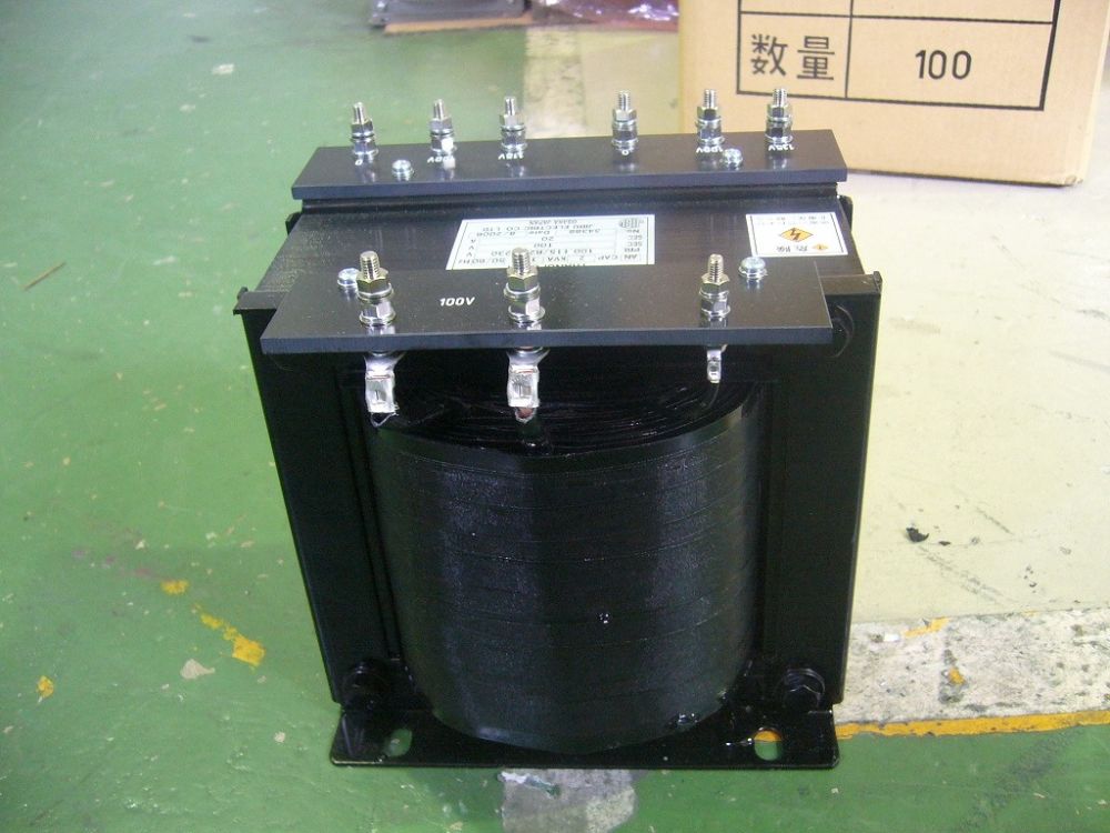 出力側は一定の電圧１００V　シールド付き
