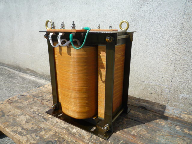 入力２００V　出力２０８Vの変圧器