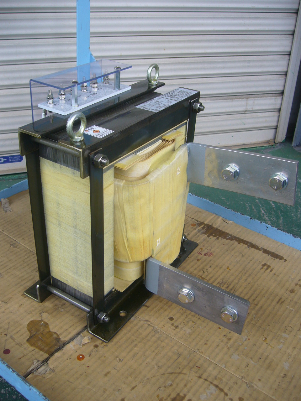 リチウム電池の製造で使われている電源トランス（大電流発生変圧器）