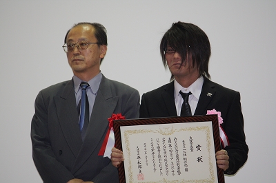 大阪市長賞（左から大阪市藤堂課長、受賞者を代表して松井さん）