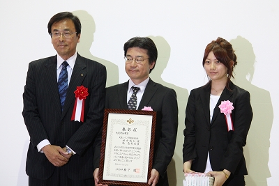 大阪府知事賞（左から木村副知事、受賞者の村中さん、施さん）
