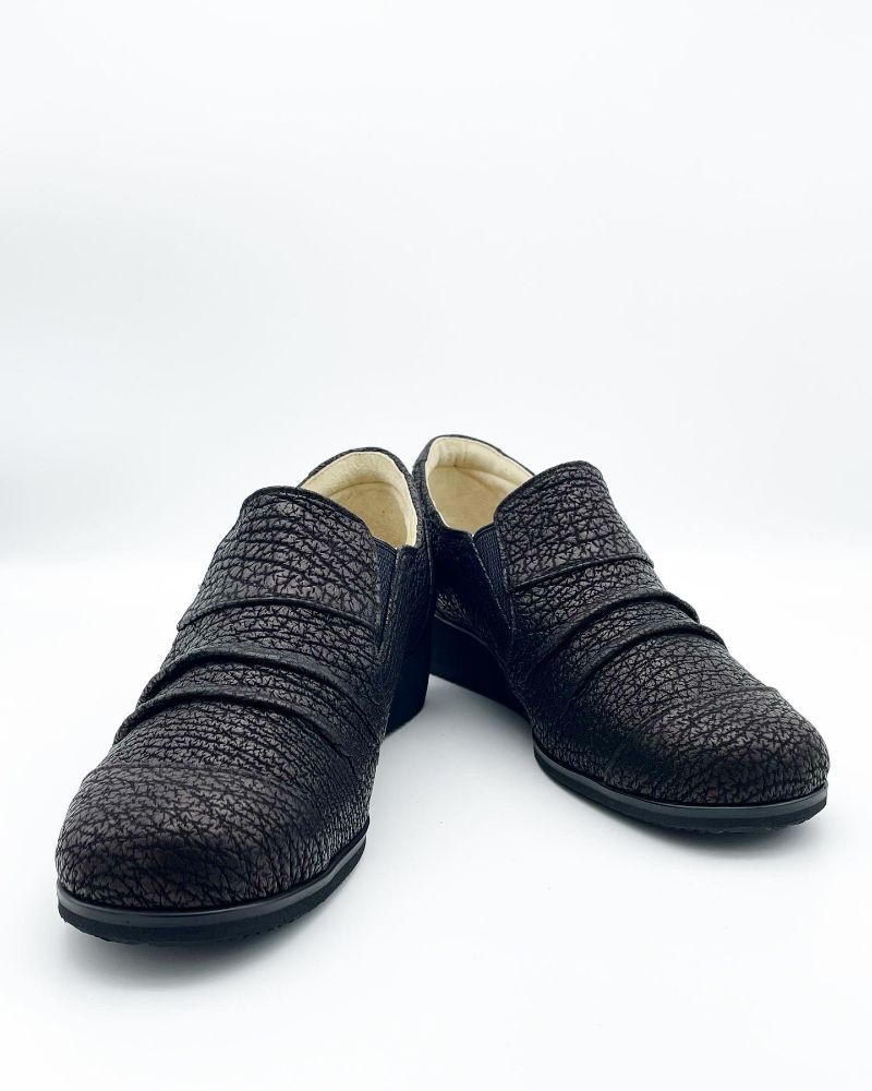 宮城県気仙沼産のサメ革を使用した手づくりの婦人靴　黒