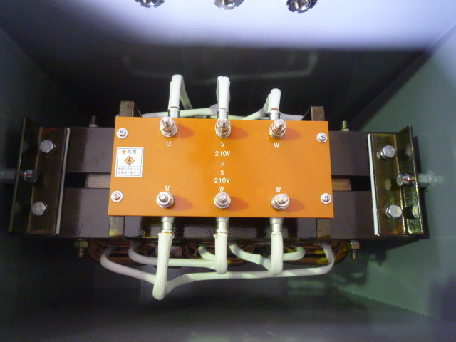 同電圧で電気回路を絶縁する目的使われる変圧器
